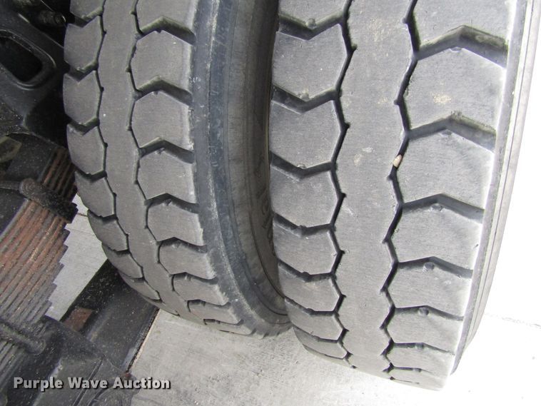 image for item GC9966 2006 Peterbilt 335  dump truck