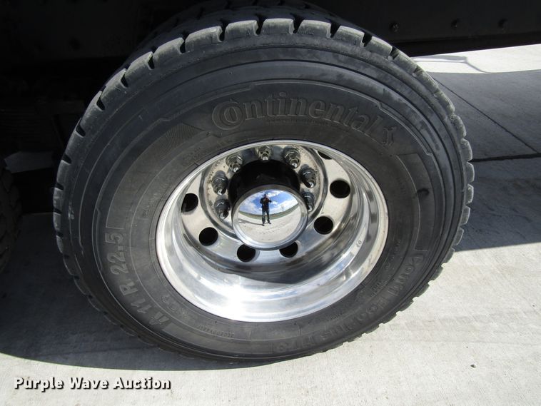 image for item GC9966 2006 Peterbilt 335  dump truck