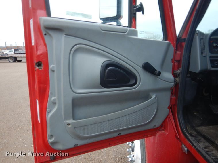 image for item HE9548 2007 International 4400  crane truck