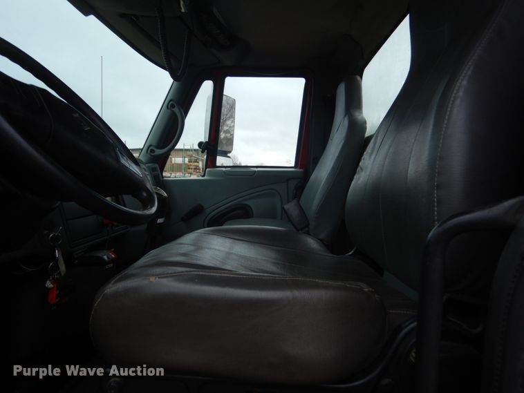 image for item HE9548 2007 International 4400  crane truck