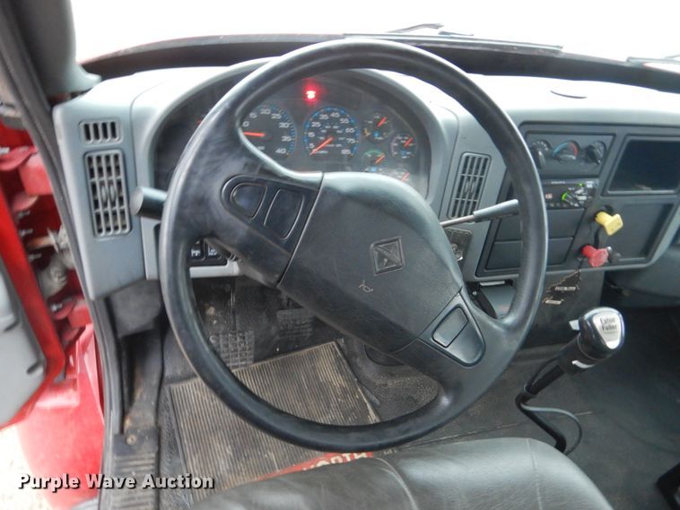 image for item HE9548 2007 International 4400  crane truck