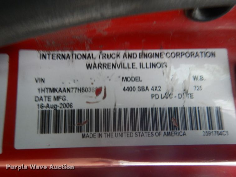 image for item HE9548 2007 International 4400  crane truck