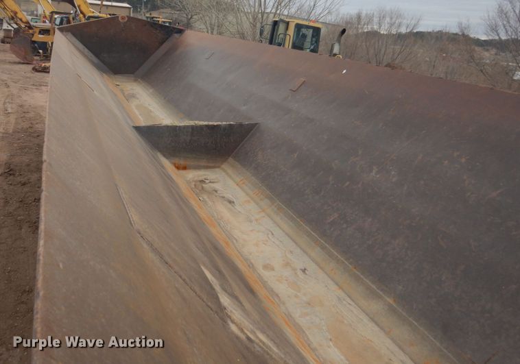 image for item HE9603 2006 Side Dump Industries  side dump trailer