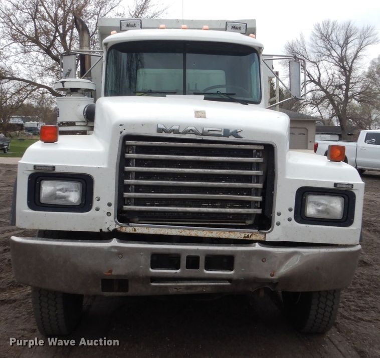 image for item HE9620 1995 Mack RD688S  dump truck