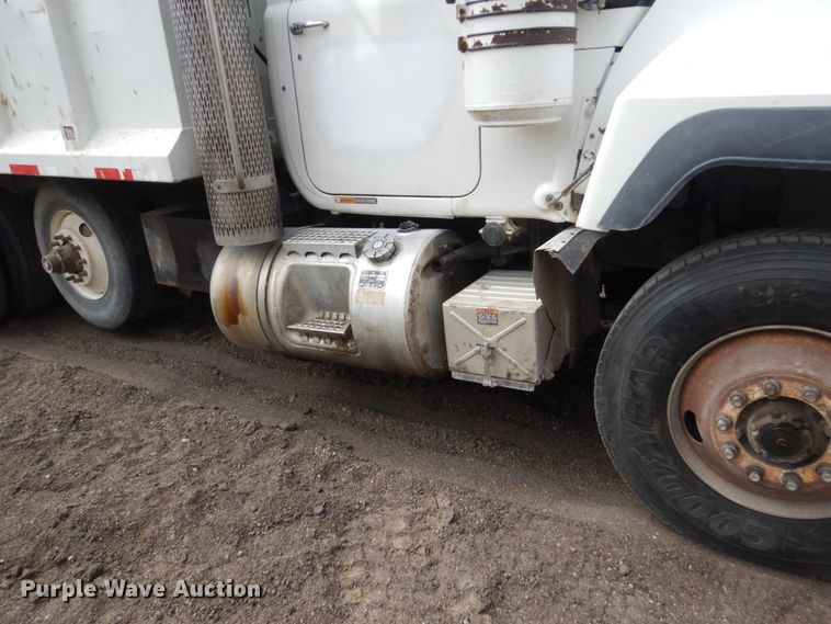 image for item HE9620 1995 Mack RD688S  dump truck