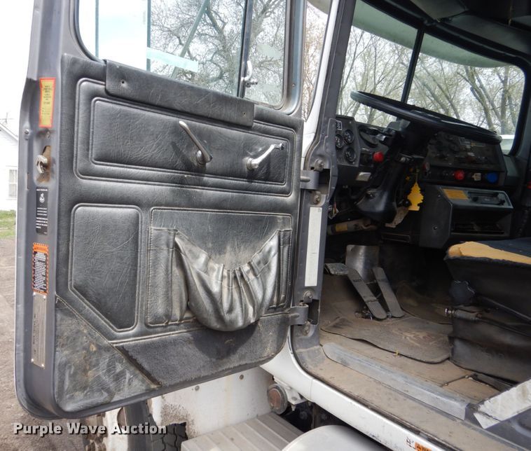 image for item HE9620 1995 Mack RD688S  dump truck