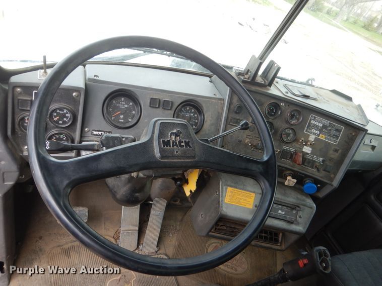 image for item HE9620 1995 Mack RD688S  dump truck