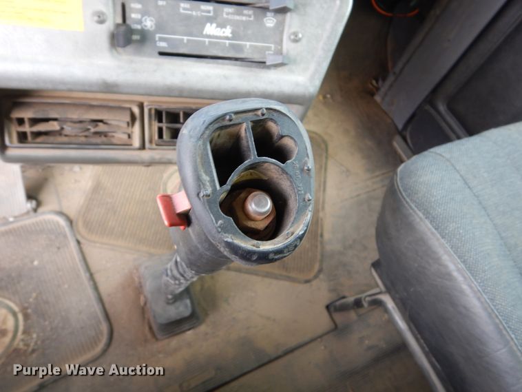 image for item HE9620 1995 Mack RD688S  dump truck