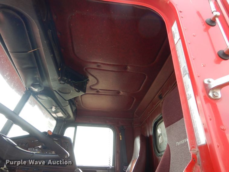 image for item HE9635 2000 Freightliner FLD120  dump truck