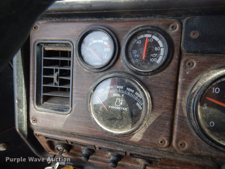 image for item HE9635 2000 Freightliner FLD120  dump truck