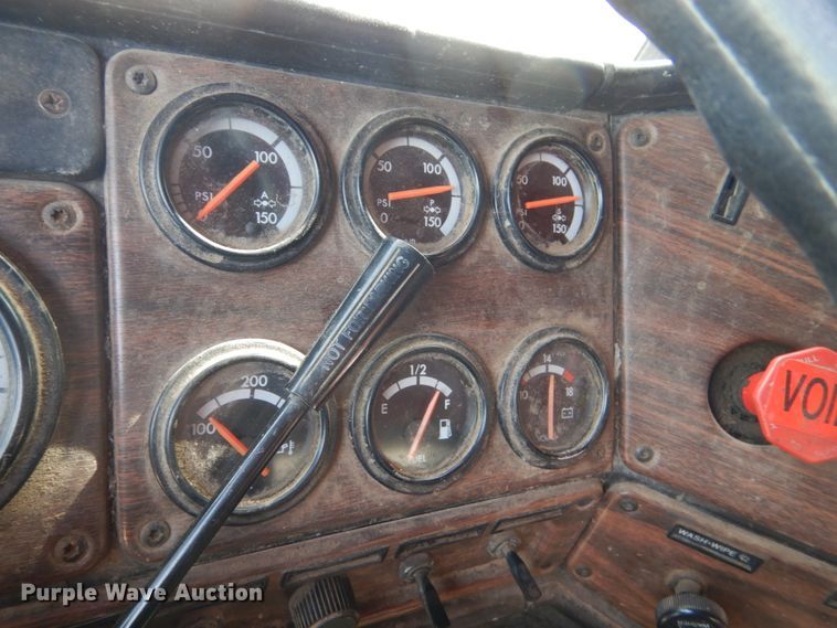 image for item HE9635 2000 Freightliner FLD120  dump truck