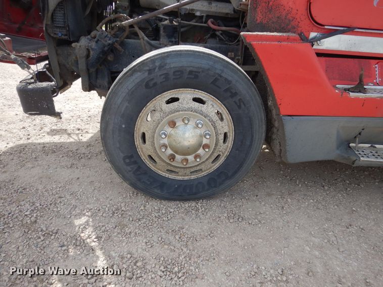 image for item HE9635 2000 Freightliner FLD120  dump truck