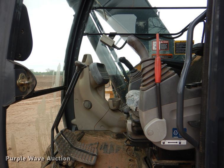 image for item HL9428 2011 John Deere 225D LC  excavator