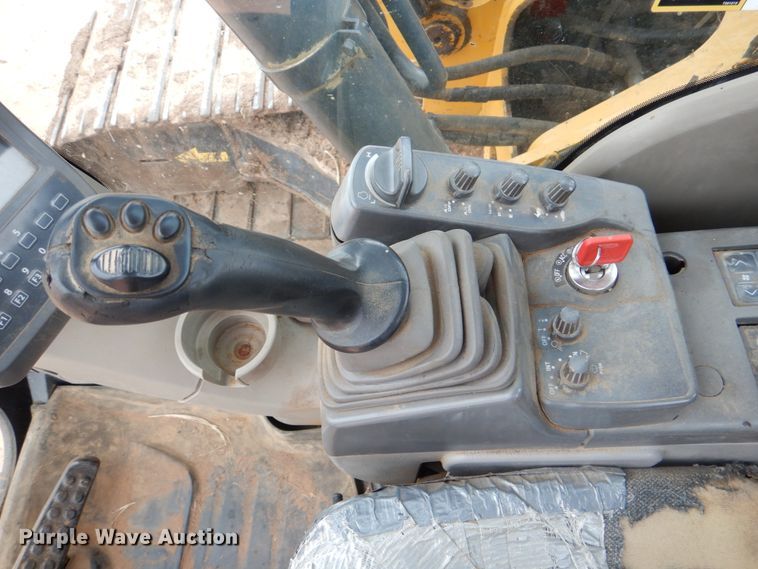 image for item HL9428 2011 John Deere 225D LC  excavator