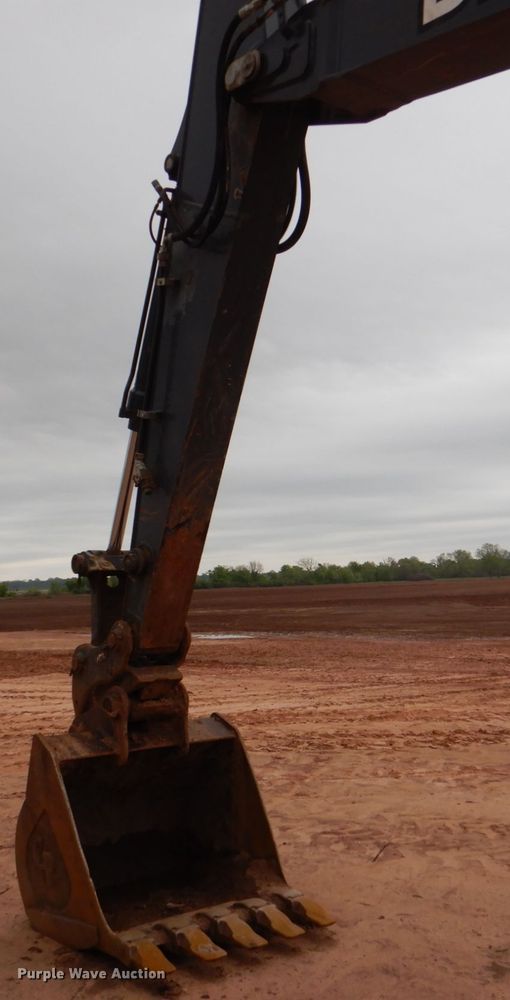 image for item HL9428 2011 John Deere 225D LC  excavator