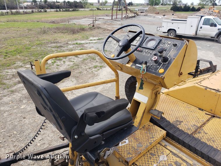 image for item HO9393 2001 Caterpillar AP-1055B  paver