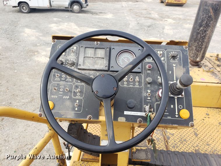 image for item HO9393 2001 Caterpillar AP-1055B  paver