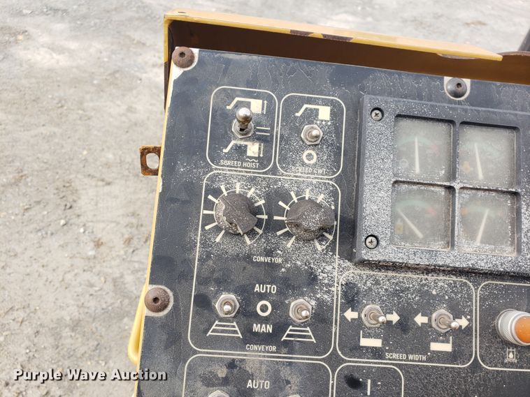 image for item HO9393 2001 Caterpillar AP-1055B  paver