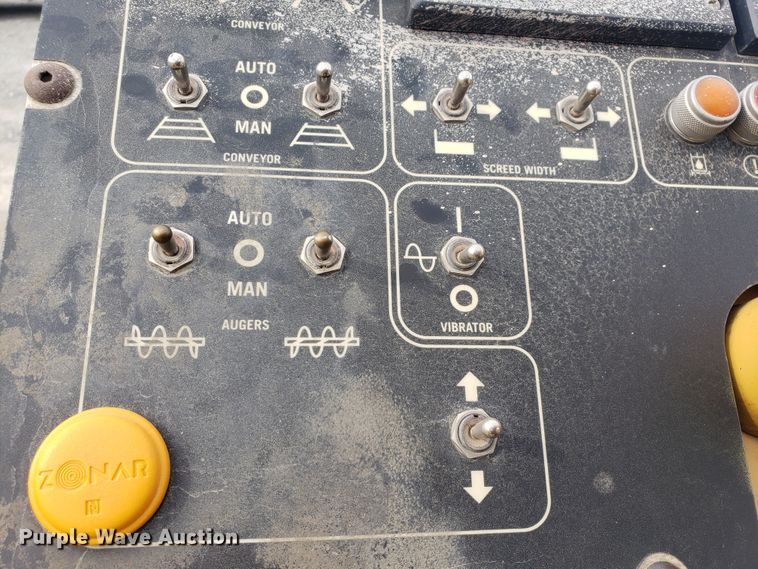 image for item HO9393 2001 Caterpillar AP-1055B  paver