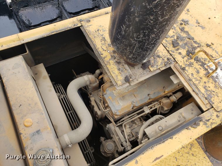 image for item HO9393 2001 Caterpillar AP-1055B  paver