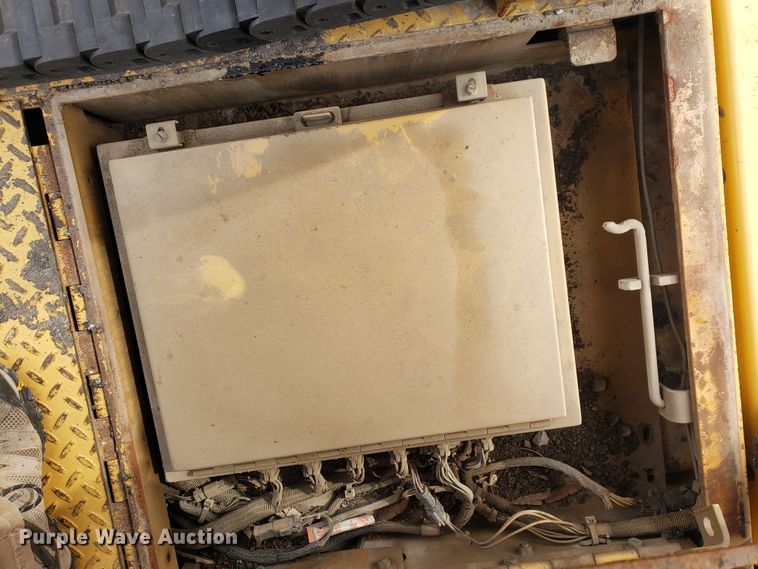 image for item HO9393 2001 Caterpillar AP-1055B  paver