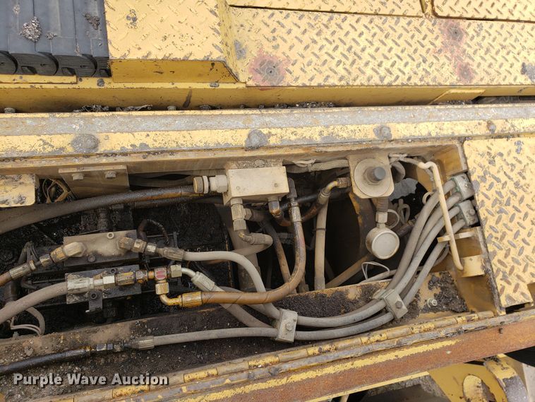 image for item HO9393 2001 Caterpillar AP-1055B  paver
