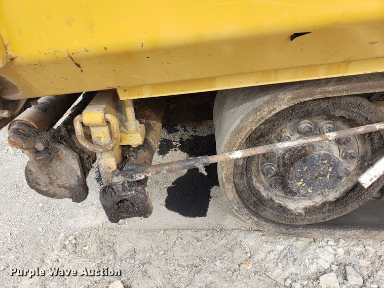 image for item HO9393 2001 Caterpillar AP-1055B  paver