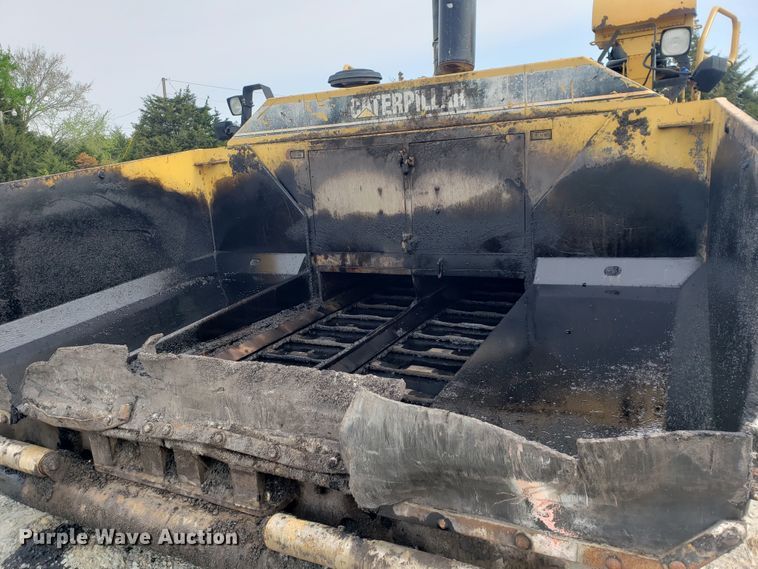 image for item HO9393 2001 Caterpillar AP-1055B  paver