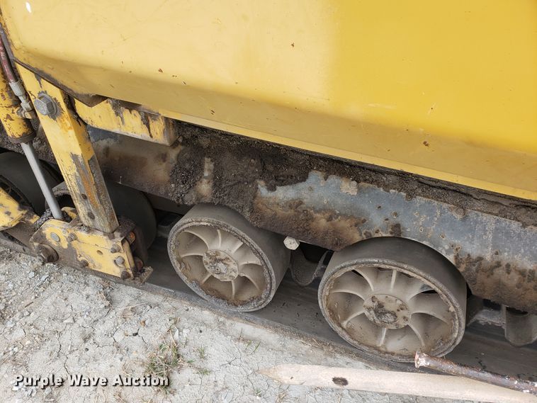 image for item HO9393 2001 Caterpillar AP-1055B  paver