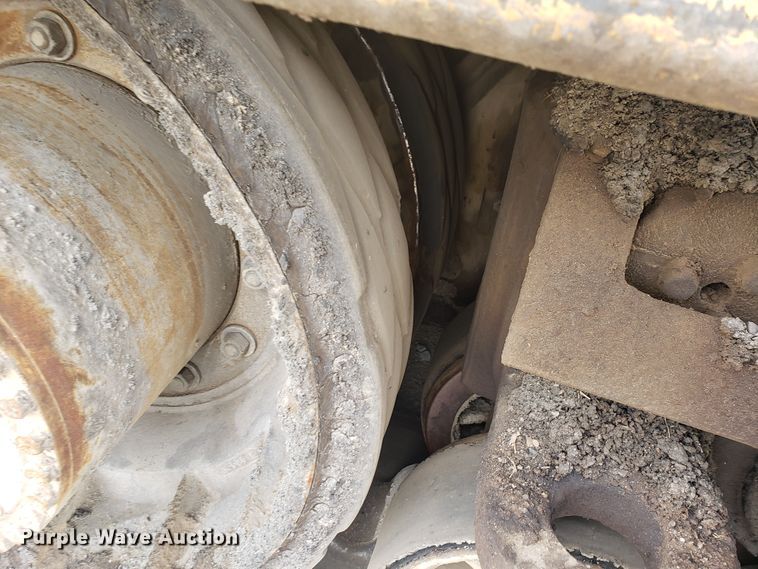 image for item HO9393 2001 Caterpillar AP-1055B  paver