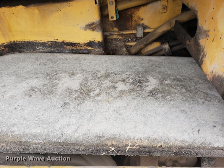 image for item HO9393 2001 Caterpillar AP-1055B  paver