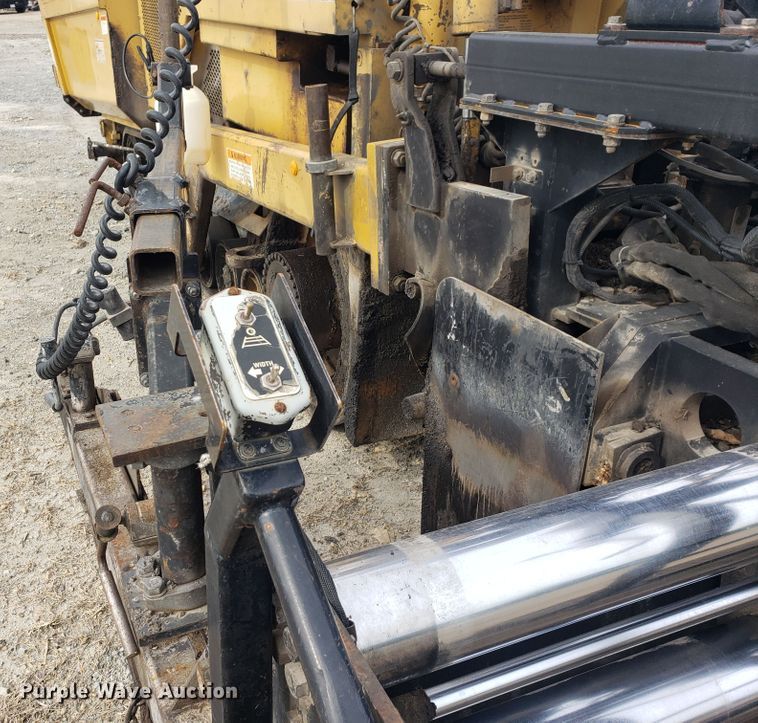 image for item HO9393 2001 Caterpillar AP-1055B  paver