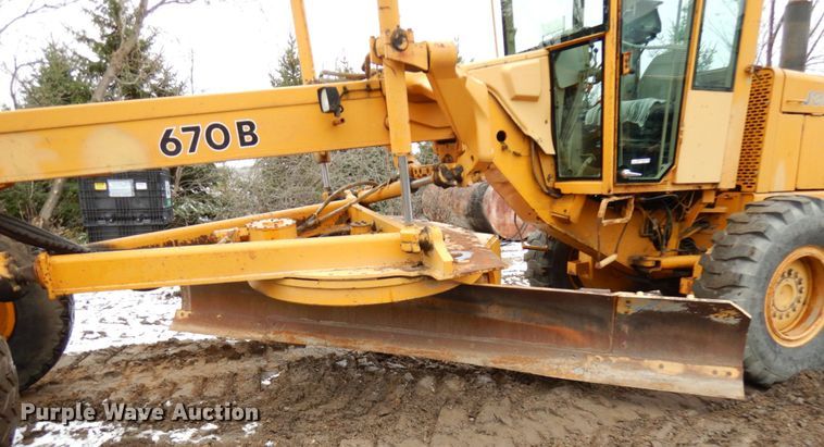 image for item HR9193 1990 John Deere 670B  motor grader