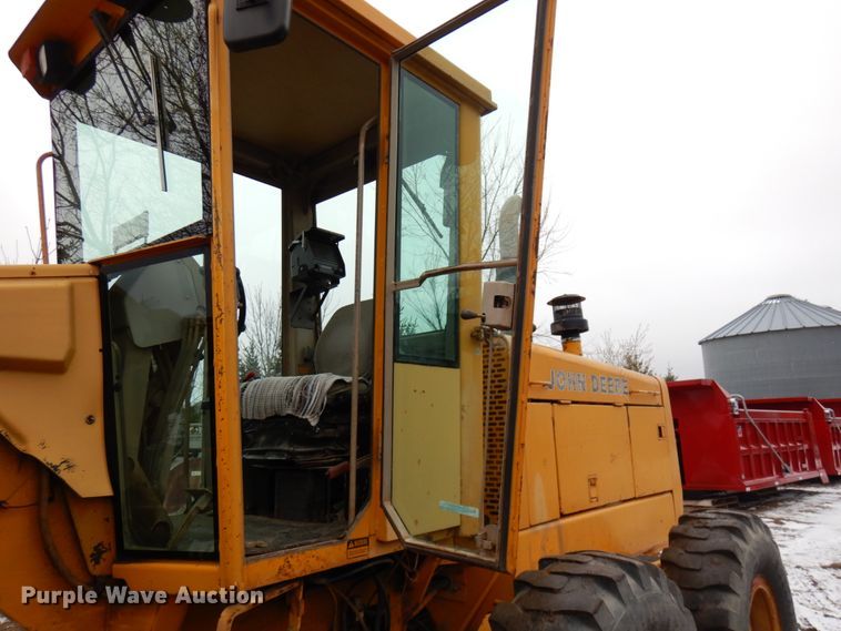 image for item HR9193 1990 John Deere 670B  motor grader