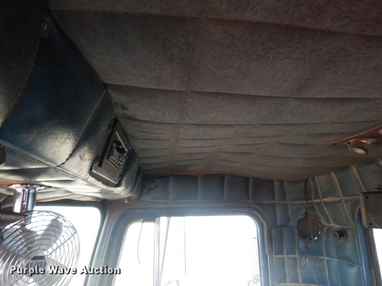 image for item HR9202 1978 Peterbilt 359  utility / service truck