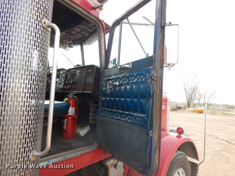 image for item HR9202 1978 Peterbilt 359  utility / service truck