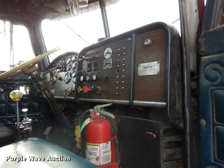 image for item HR9202 1978 Peterbilt 359  utility / service truck