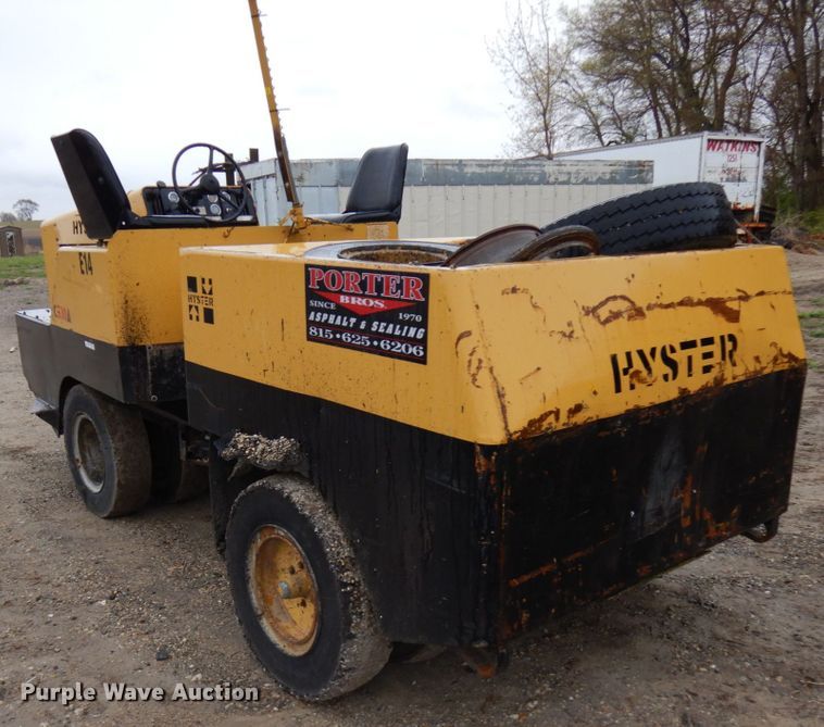 image for item HR9213 Hyster C530A  pneumatic roller