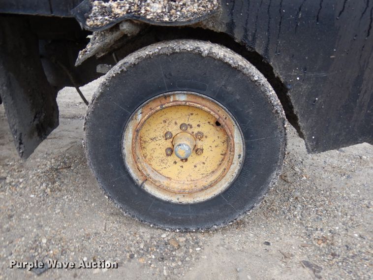 image for item HR9213 Hyster C530A  pneumatic roller