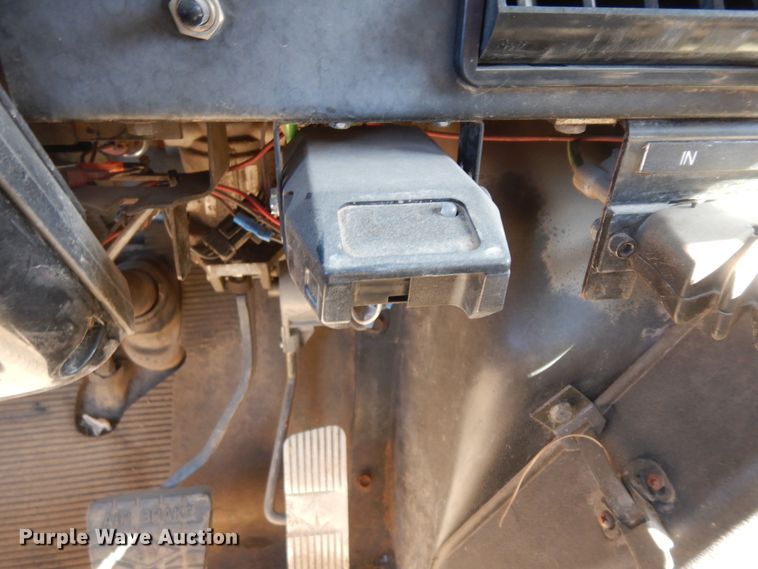 image for item ID9756 1999 International 4800  digger derrick truck