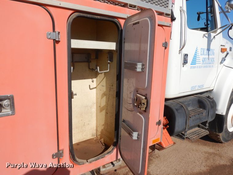 image for item ID9756 1999 International 4800  digger derrick truck