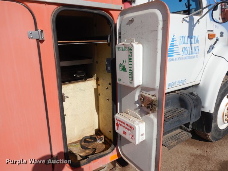 image for item ID9756 1999 International 4800  digger derrick truck