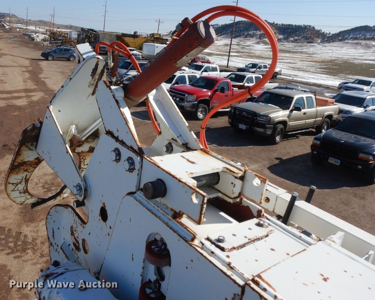 image for item ID9756 1999 International 4800  digger derrick truck