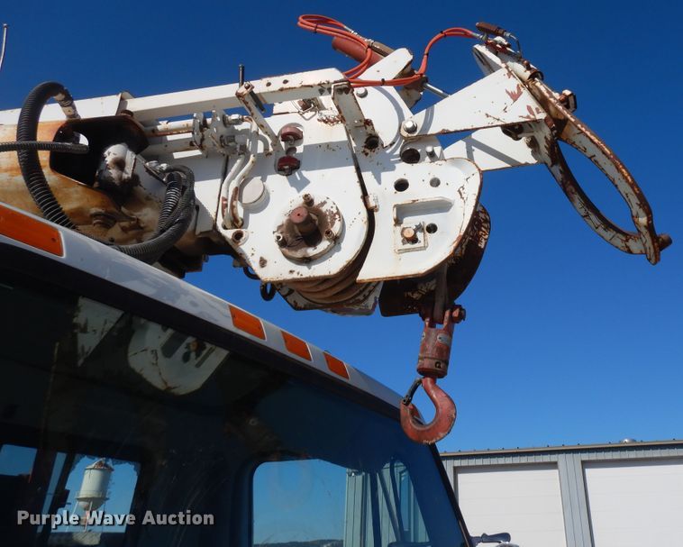 image for item ID9756 1999 International 4800  digger derrick truck