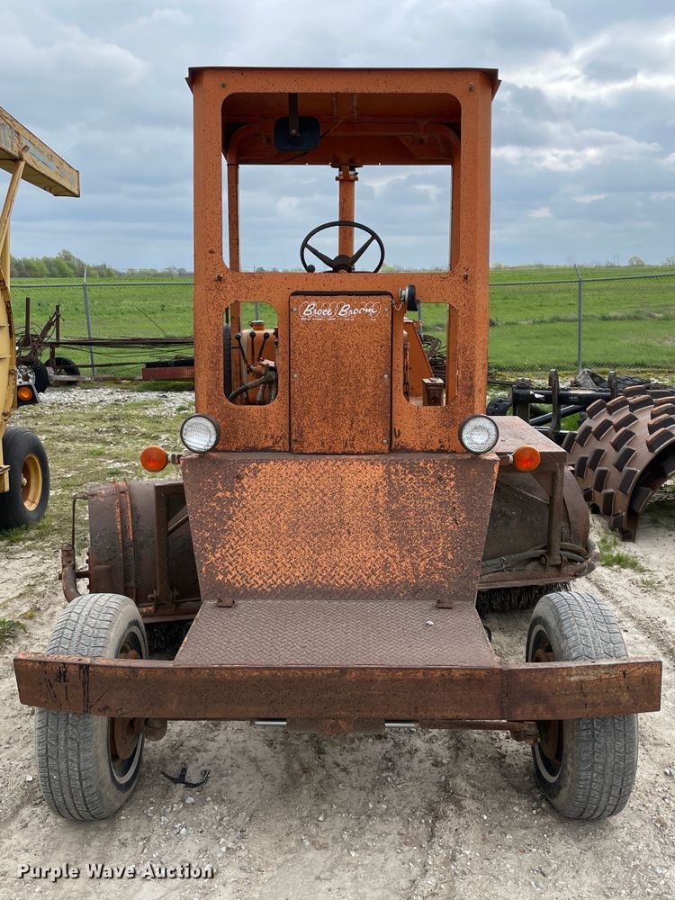 image for item II9397 1997 Broce RJ300  broom