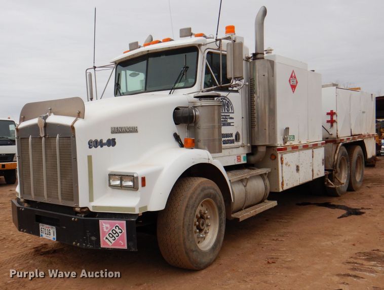 image for item II9883 1993 Kenworth T800  lube truck