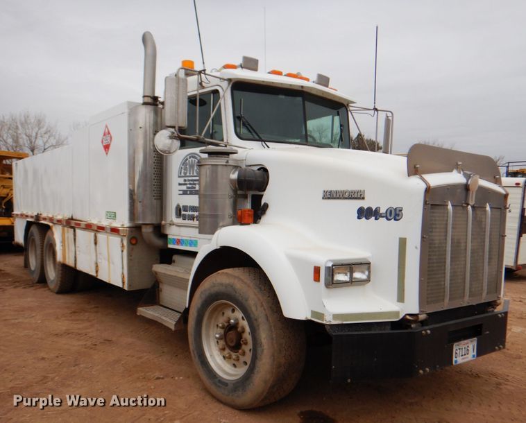 image for item II9883 1993 Kenworth T800  lube truck