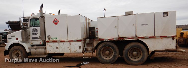 image for item II9883 1993 Kenworth T800  lube truck