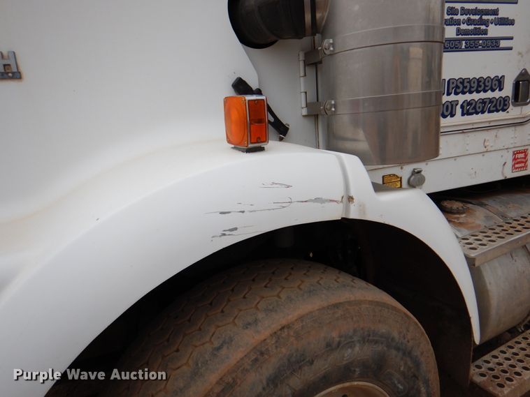 image for item II9883 1993 Kenworth T800  lube truck