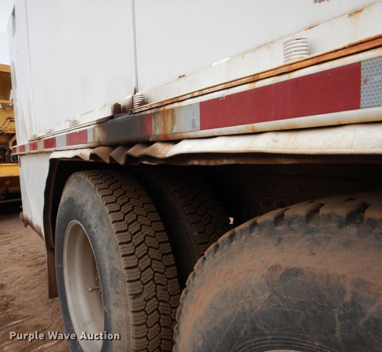 image for item II9883 1993 Kenworth T800  lube truck